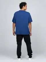 Remera Calvin Klein de manga corta y cuello redondo, color azul con el monograma de la marca bordado en el pecho en tono naranja.