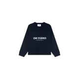 Sweater de punto color azul marino, con cuello redondo y diseño de mangas largas. Presenta el logo de la marca en blanco bordado en el centro del pecho.