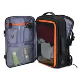 Mochila de viaje de diseño minimalista y funcional, color negro. Cuenta con múltiples compartimentos, incluyendo uno para laptop, puerto USB integrado, correas de compresión laterales, asa de transporte lateral y correas de hombro acolchadas con protección lumbar.