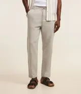 Pantalón masculino de corte relajado confeccionado en tejido oxford de algodón. Presenta cintura con trabillas y lazo ajustable, bolsillos laterales y traseros.