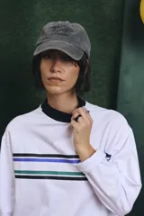 Gorra de algodón con efecto lavado, color gris, con logo bordado en el frente.