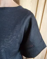 Remera blanca de corte holgado con cuello redondo y mangas cortas.