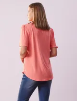 Blusa blanca de tejido piqué, marca Ruby Rd. Cuello a la base y escote en V. Manga corta amplia.