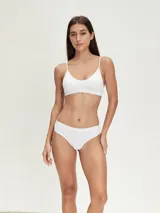 Bombacha tipo colaless de color blanco con cintura elástica suave.