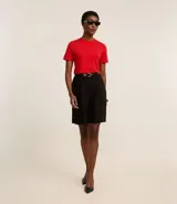 Blusa de ribana color marrón, con cuello redondo ajustado y mangas cortas.