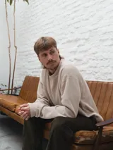 Buzo negro de punto con cuello redondo.