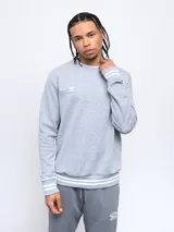 Buzo negro de corte clásico con cuello redondo, puños y ruedo acanalados con doble línea blanca. Logo de Umbro bordado en el pecho. Mangas con paneles laterales en gris. Confeccionado en algodón y poliéster.