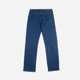 Pantalón de jean azul oscuro, corte slim fit.