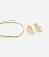 Conjunto de bisutería en tono dorado, compuesto por una gargantilla rígida tipo choker y un par de aros con diseño de pétalos de flor.