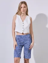 Bermuda de gabardina elastizada con estampado abstracto en tonos azules y blancos.