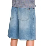 Bermuda de denim de corte holgado, color azul con lavado medio, estilo clásico de cinco bolsillos y cierre con botón y cremallera.
