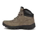Bota acordonada color gris topo con suela track negra.