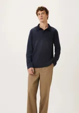 Polera azul marino de manga larga con cuello polo y tapeta de dos botones.