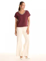 Blusa negra de modal supersoft con escote en V y aplique de brillos.