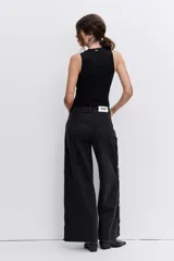 Body sin mangas de color negro, con cuello redondo y detalle de strass aplicado en toda la parte frontal.