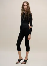 Cardigan de punto negro, de manga larga y cierre frontal con botones.