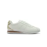 Championes deportivos de estilo casual en color blanco, con detalles en tono dorado metalizado en el talón y la entresuela. Presentan costuras decorativas en zigzag en los laterales y suela dentada.