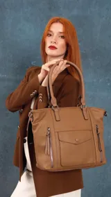 Cartera tipo tote de diseño estructurado en símil cuero, con doble asa rígida y correa regulable. Presenta múltiples bolsillos frontales con cierre y solapa, ofreciendo un estilo versátil y espacioso.
