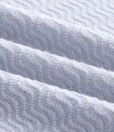 Remera polo slim de Marfinno confeccionada en viscosa texturizada de color blanco, con cuello polo y cierre frontal de cremallera corta, de manga corta.