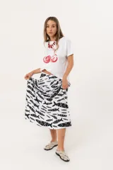 Zuecos color hueso con diseño de tiras cruzadas y suela plana color negro.