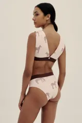 Conjunto de bikini color rosa pálido con estampado de cebras marrones y detalles en marrón chocolate. El top es de corte clásico con escote en V y la parte inferior es de tiro alto.