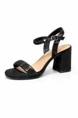Sandalia de tacón cuadrado medio, color negro, con tira delantera y pulsera al tobillo con hebilla metálica. Presenta detalles de textura brillante en las tiras y plantilla acolchada.