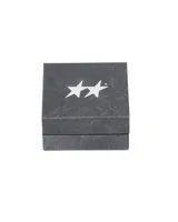 Collar de cadena de eslabones plateados con dije de cruz. La cruz tiene un diseño texturizado con pequeñas estrellas grabadas a lo largo de sus brazos.