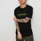 Remera blanca de manga corta con el logo de Etnies estampado en el pecho con diseño de cuadros en colores rojo, amarillo y verde.