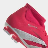 Championes de fútbol Adidas Predator Club, color fucsia con las tres tiras características en blanco. Presentan un cuello de corte medio para mayor estabilidad, exterior sintético con textura Strikeprint para control del balón y suela multiterreno con tapones blancos.