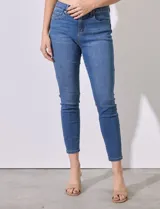 Jean elastizado skinny al tobillo y tiro alto, color azul.