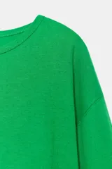 Camiseta verde de corte regular fit, con cuello redondo, manga larga y bajo recto.