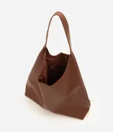 Cartera hobo grande de poliuretano color verde militar, con diseño slouchy, base estructurada y una única asa larga para llevar al hombro. Cuenta con cierre de botón a presión y amplio compartimento interior.