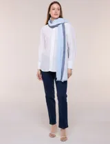 Pashmina plisada de poliéster, marca Jessica Mc Clintock, en tonos celeste y azul con detalles de lurex y terminaciones desflecadas.