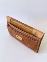 Billetera de cuero con diseño tricolor en tonos marrones. Presenta una solapa con textura grabada tipo reptil y cuerpo en cuero liso y cuero texturizado rústico, con costuras visibles en color claro.