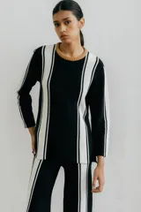 Sweater de punto negro con rayas verticales blancas y cuello redondo color marrón.