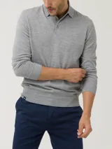 Sweater de punto gris con cuello camisero y cierre frontal de botones, de manga larga y calce regular.