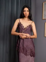 Top de raso asimétrico color morado, con detalles de puntilla en el escote y el bajo. Tiene breteles regulables y elástico en la espalda.