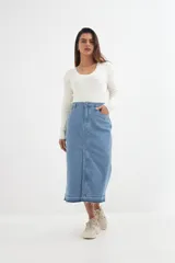 Falda midi de jean celeste con abertura frontal y terminación desflecada.