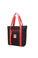 Cartera tote bag negra con asas de tela rojas estampadas con texto. Tiene un bolsillo frontal con cierre rojo y un parche cuadrado con el logo de la marca.