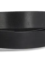 Cinturón de cuero natural liso color negro con hebilla metálica ovalada en tono dorado.