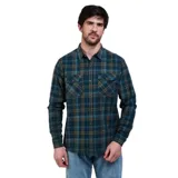 Camisa de manga larga Maui and Sons con estampado de cuadros escoceses en tonos verde, azul y amarillo. Presenta cuello clásico, cierre frontal con botones y dos bolsillos delanteros con solapa.