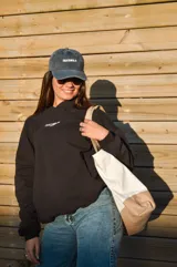 Canguro reversible de algodón con spandex, con capucha, bolsillo tipo canguro y logo estampado en el pecho.