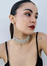 Gargantilla plateada con diseño de flores de strass y cadena de acero.