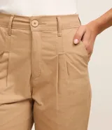 Pantalón mom fit de tiro alto color tostado, con pliegues en la cintura, trabillas para cinturón y bolsillos laterales.