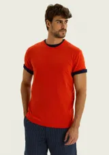 Remera básica de manga corta, color rojo, con cuello redondo y vuelves en las mangas de color azul marino.