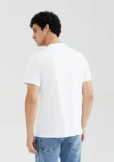 Camiseta de manga corta con cuello redondo, confeccionada en algodón de alta calidad, con un diseño liso y corte clásico.