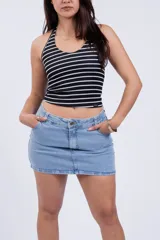 Top blanco con rayas horizontales color gris, de breteles finos que se atan al cuello y espalda descubierta.