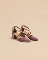 Zapatos de tacón bajo en tela color malva, con punta fina, taco ancho de 5 cm, escote en V y tiras cruzadas en diagonal con cierre de hebilla en el tobillo.