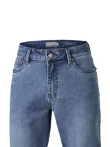 Pantalón jeans de corte clásico y tiro medio, con diseño de cinco bolsillos y cierre frontal con botón y cremallera.