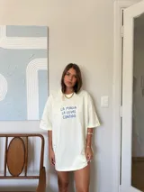 Remerón color crema, de corte oversize, con estampado frontal en azul que dice "LA MAGIA LA LLEVAS CONTIGO".